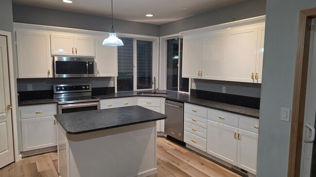 Building Photo - Spacious, Updated Puyallup Home with 3-Car Garage & Large Trex Deck!