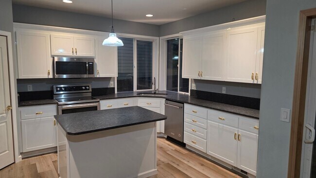 Foto del edificio - Spacious, Updated Puyallup Home with 3-Car Garage & Large Trex Deck!