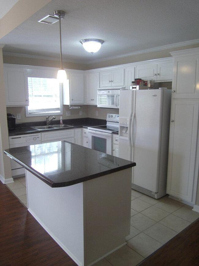 Building Photo - 100 Grove Landing Ct