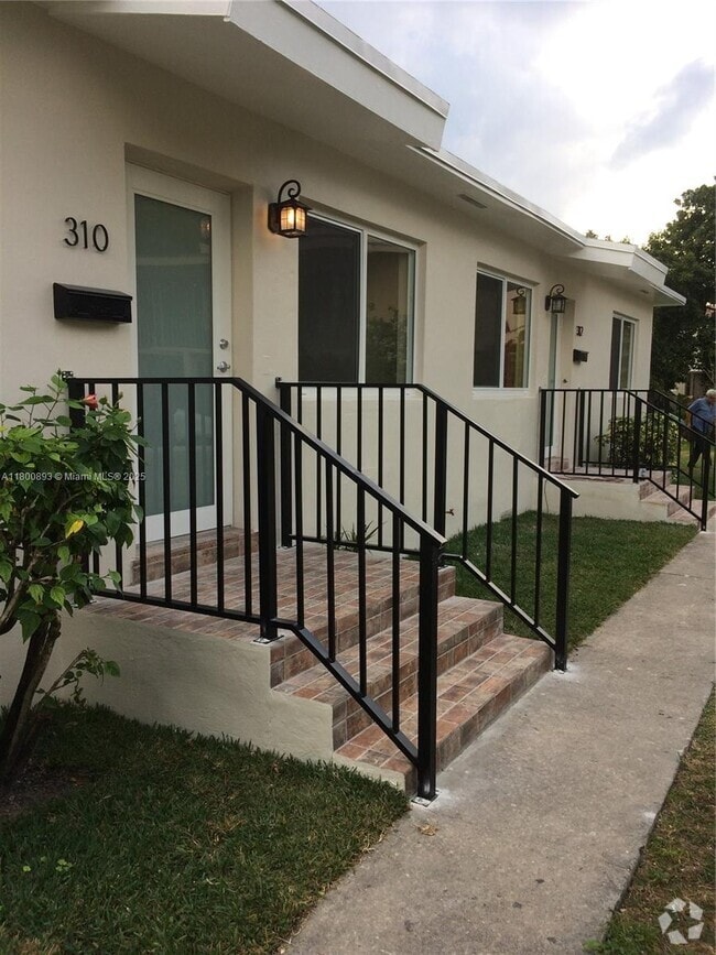 Building Photo - 310 SW 31st Ave