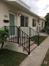 Building Photo - 310 SW 31st Ave
