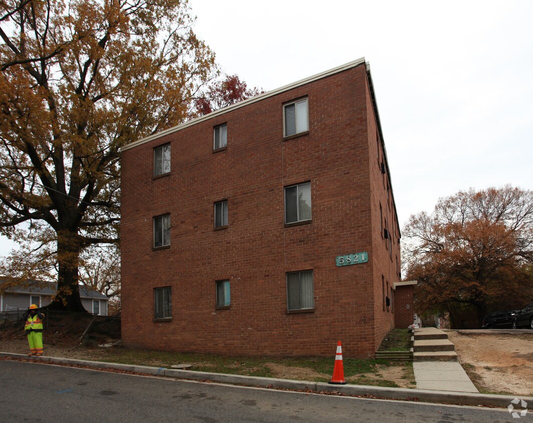 Building Photo - 5821 Field Pl NE