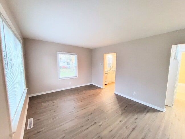 Building Photo - Cozy East Hazel Crest Home