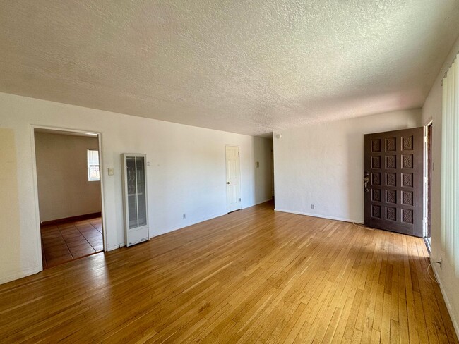 Building Photo - Centrally Located 3 Bed!