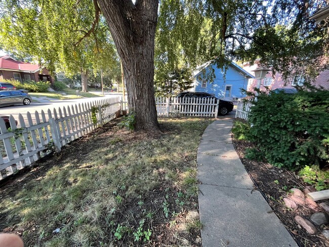 Building Photo - Cute 2 Bedroom Home With All Hardwood Floors!