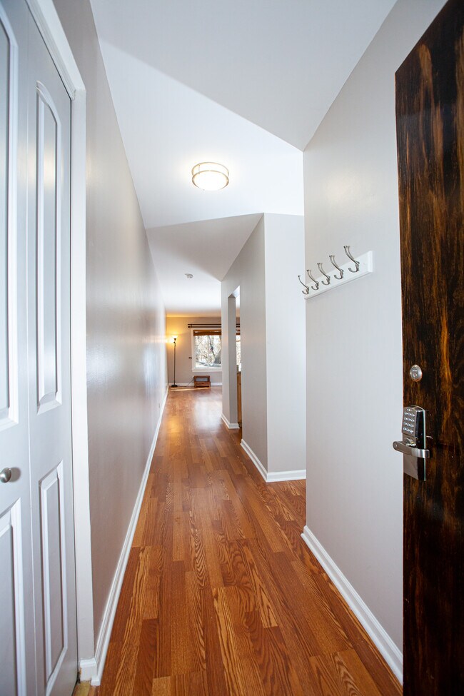Building Photo - 2619 W Agatite Ave