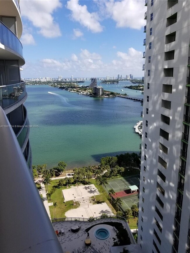 Foto del edificio - 488 NE 18th St