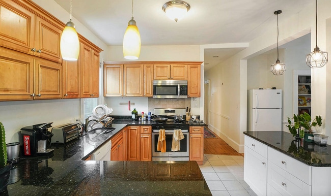 Building Photo - SIX BED IN MISSION HILL!!!! 6BED!!!