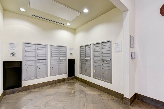 Building Photo - 2 Bedroom Condo Located in Midtown!