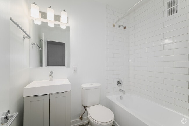 2BR, 1BA - 852SF - Bathroom - 543 Mornington