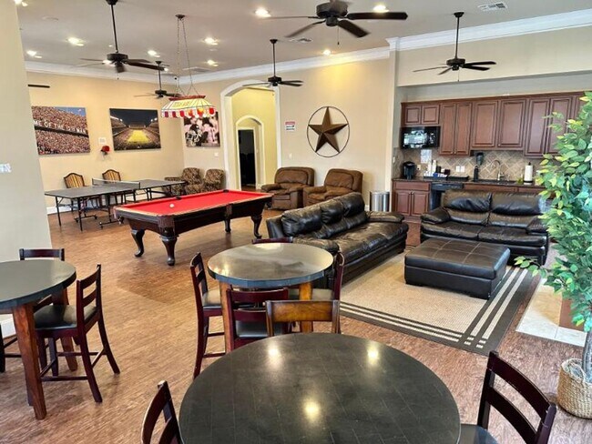 Foto del edificio - College Station - 4 bedroom - 4.5 bath in ...