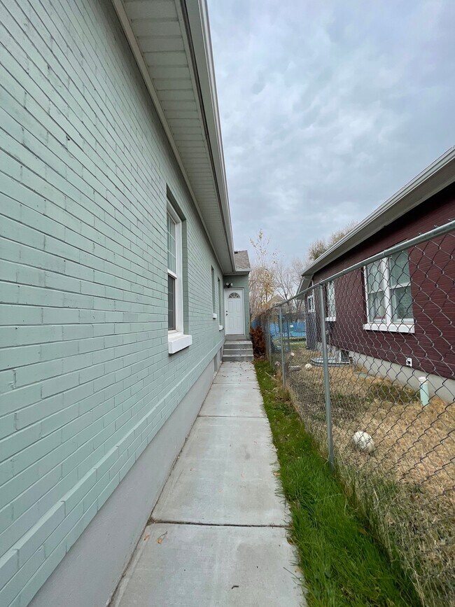 Building Photo - 2227 Quincy Ave