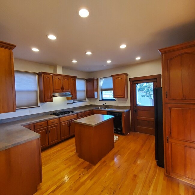 Building Photo - 3047 Feltz Ave