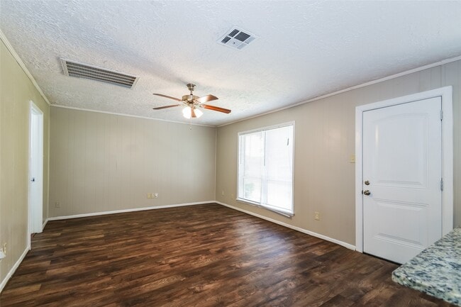 Building Photo - 2422 Hilton Head Dr