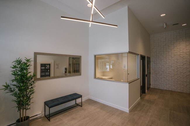 Interior Photo - 3583 Kingsway