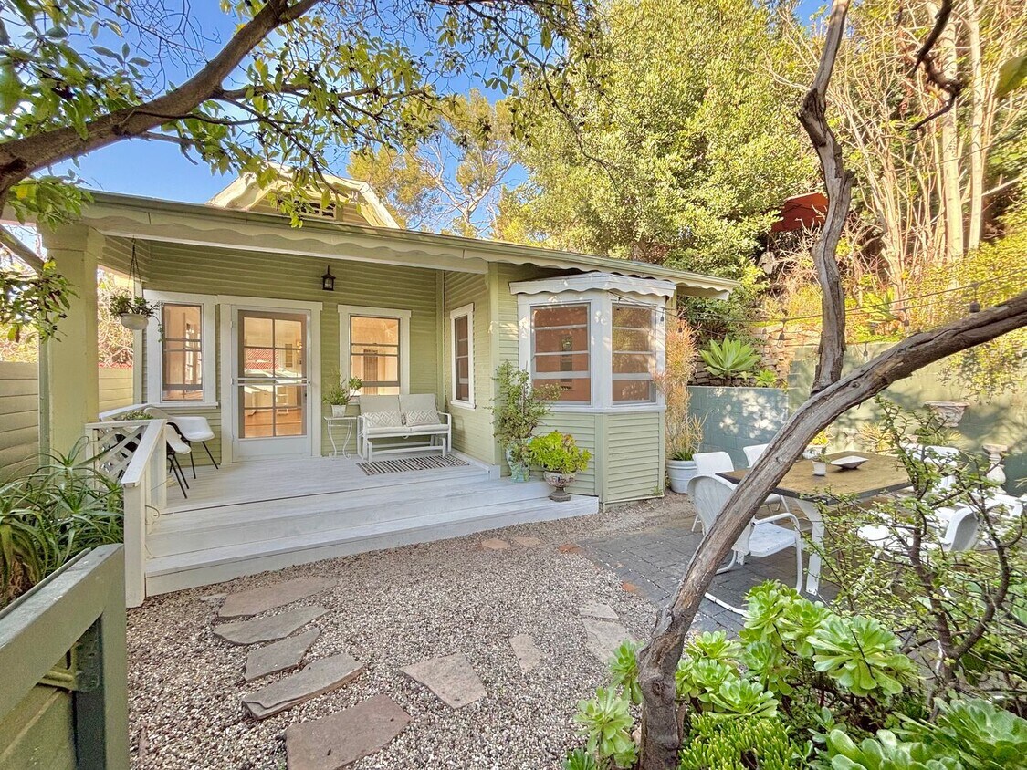 Foto principal - Hillside Los Feliz Cottage w/ Yard, Parking *ALL UTILITIES INCLUDED*