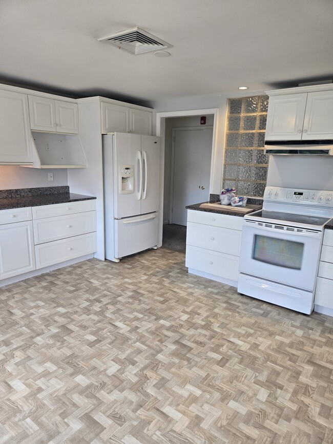 Building Photo - 302 Bonair Ave
