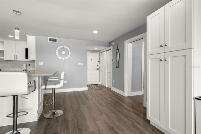 Building Photo - 634 Edgewater Dr