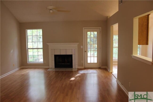 Building Photo - 3 bed 2 Bath Richmond Hill