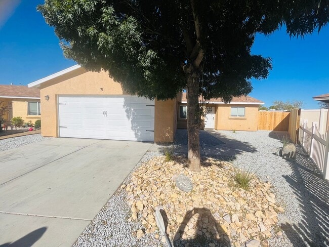 Building Photo - 3 Bedroom 2 Bathroom Home!