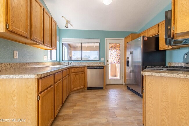 Building Photo - 5961 N Edenbrook Ln