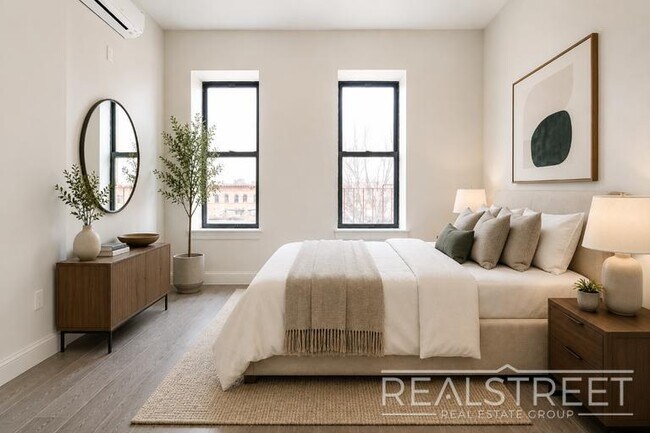 Building Photo - Super Bright 2 BED in Bed Stuy!