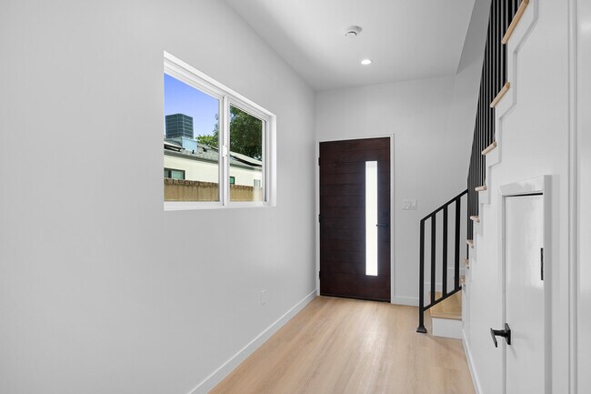 Foto del edificio - 8460 Glencrest Dr