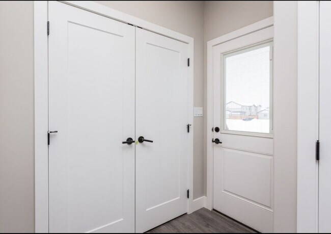 Building Photo - 1000 Berg Pl