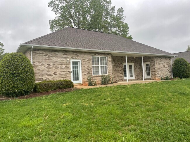 Foto del edificio - 1855 Cameron Heights Cir