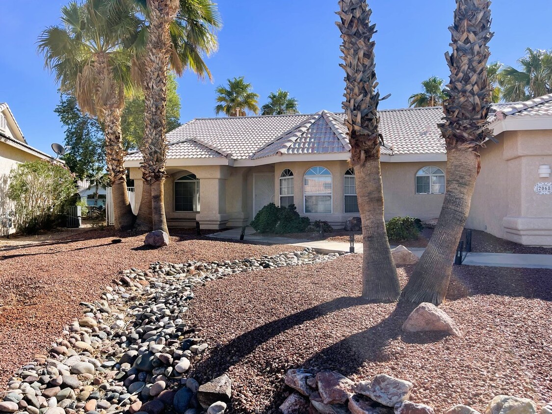 Primary Photo - 3 bedroom 2 Bath Lakefront home in the des...