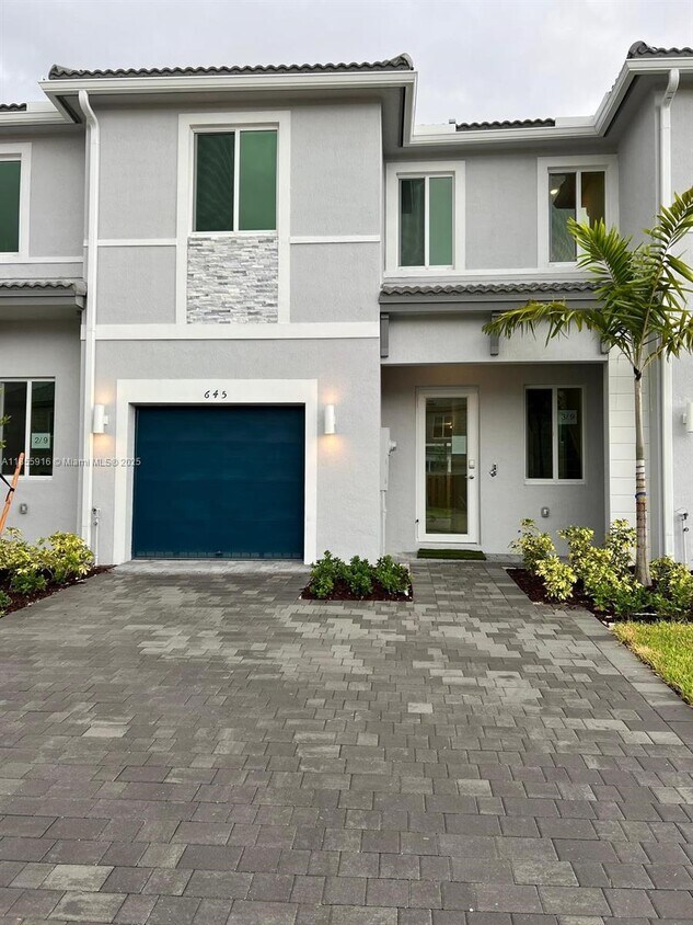 Foto principal - 645 SE 14th Ct