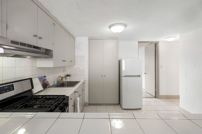 Building Photo - *** Newly Upgraded 3 bedroom / 1 bath Great Location/Amazing Price!!Must see!!Don't Miss Out (Uni...