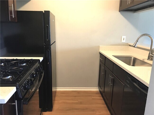 Foto del edificio - 10810 Newmont Rd