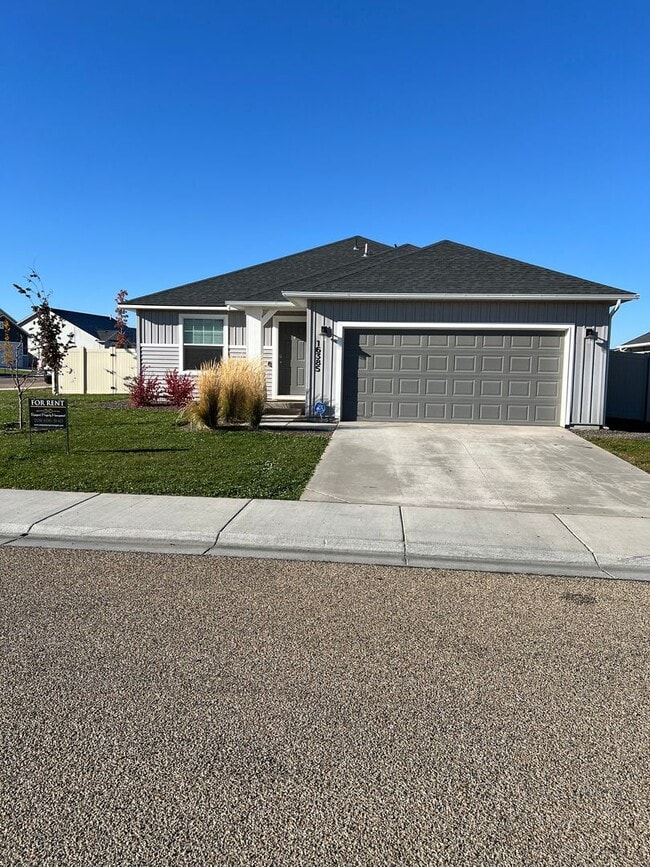 Building Photo - Welcome to this charming 3 bedroom, 2 bath...