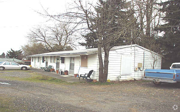 Building Photo - 2600 SE Orient Dr