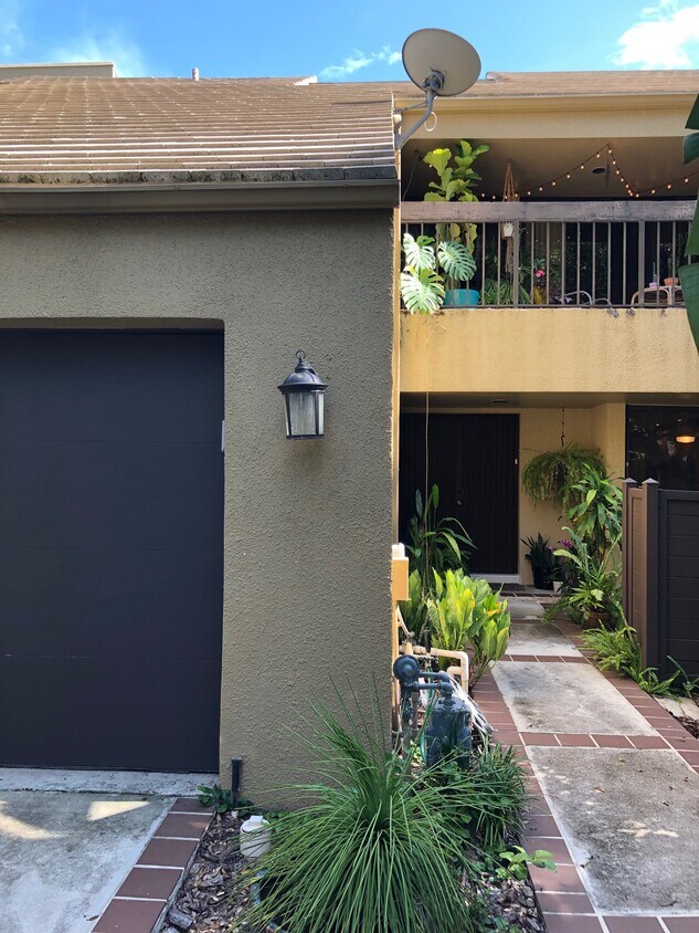 Entrance - 790 Saint Albans Dr