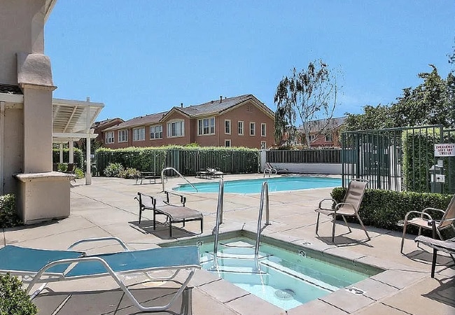 Building Photo - 430 Sandhurst Dr