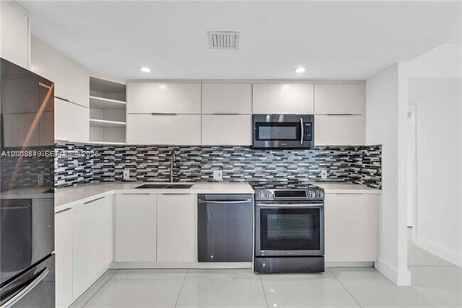 Foto del edificio - 100 Bayview Dr