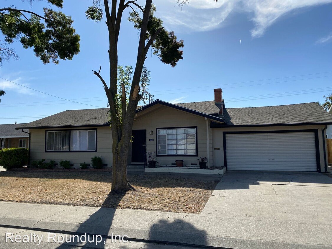 Primary Photo - 3 br, 1.5 bath House - 322 E Canterbury Dr