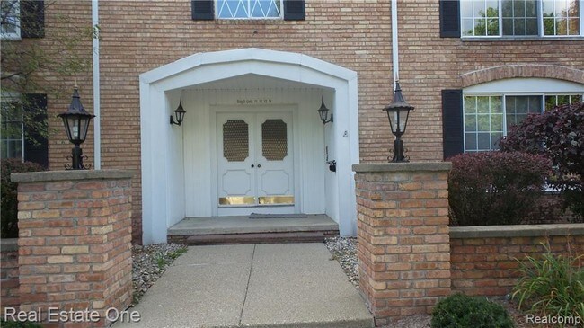 Foto del edificio - 150 E Long Lake Rd