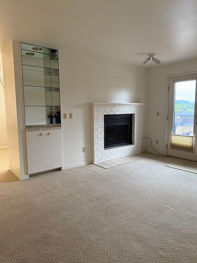 Building Photo - Desirable Park Place Condo -2 bedroom 1.5 ...