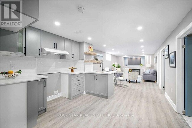 Building Photo - 919 Brucedale Ave E