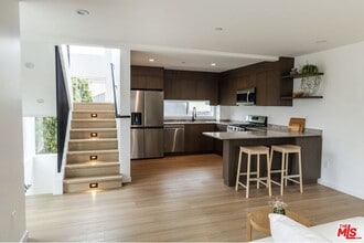 Building Photo - 623 N Mariposa Ave