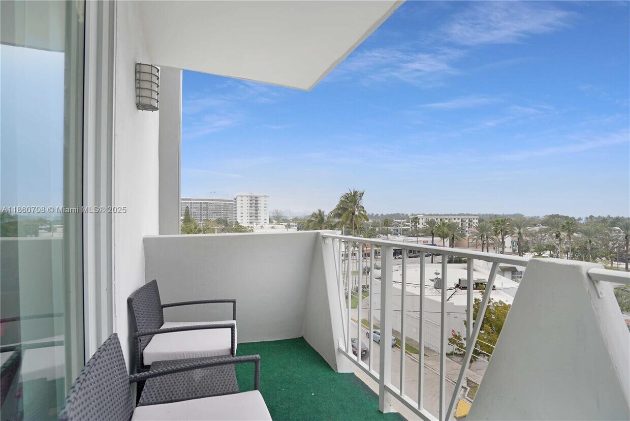 Foto principal - 7133 Bay Dr