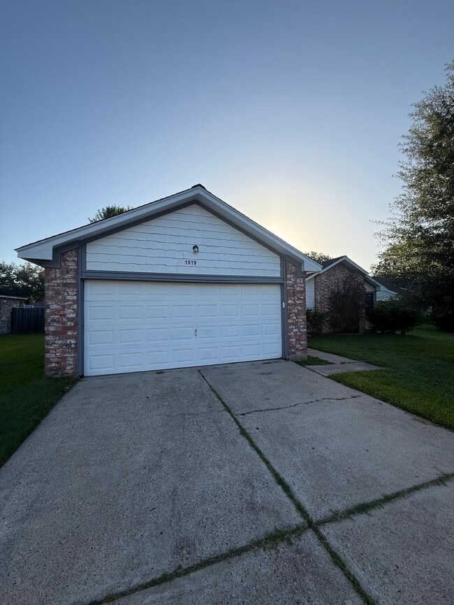 Building Photo - 1019 Western Springs Dr