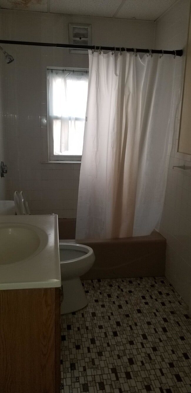 Building Photo - 12 Brock St