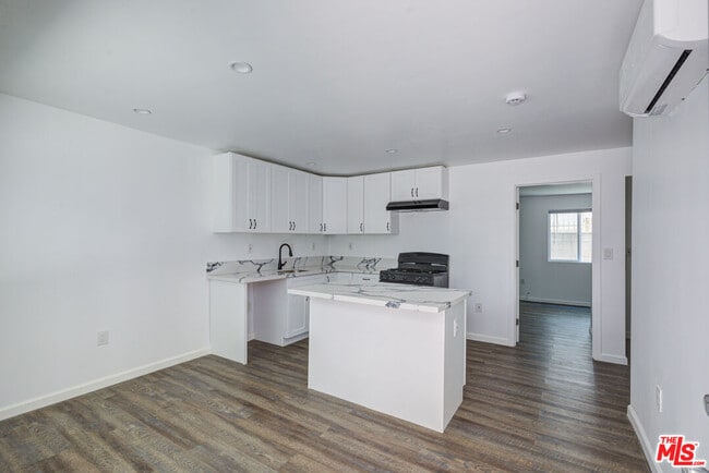 Building Photo - 428 W 7th St