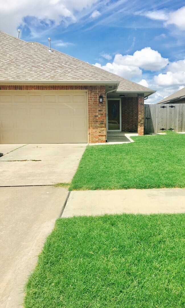 Building Photo - PVL 025-026 S OKC 15021A/15021B Kyle Drive