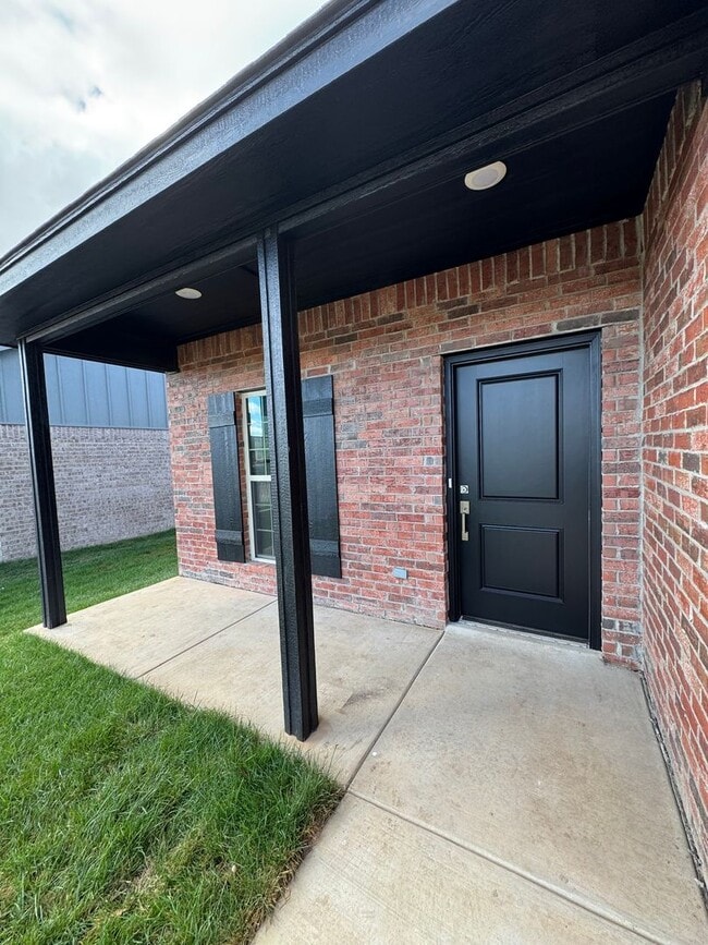 Building Photo - Located in the Glendale area! "Be there 1s...