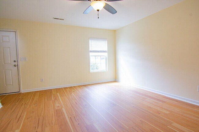 Building Photo - 4 Bedroom 3 Bathroom Home- Pets Okay!